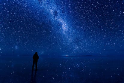 El firmamento reflejado sobre la superficie de agua del salar de Uyuni, en Bolivia.