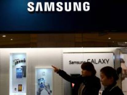 Samsung sugiere que presentará el Galaxy S5 en Barcelona a finales de mes. EFE/Archivo