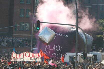 Los manifestantes portan un cubo hinchable gigante durante a manifestación 'Bienvenidos al infierno' en contra del G20.