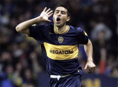 Riquelme celebra un tanto con la camiseta de Boca