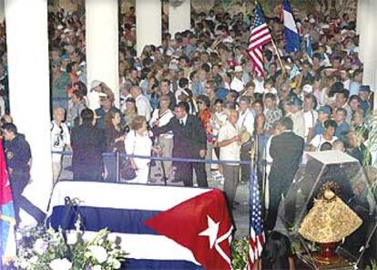 Los admiradores de Celia Cruz se despiden delante del féretro de la cantante, cubierto con la bandera cubana.