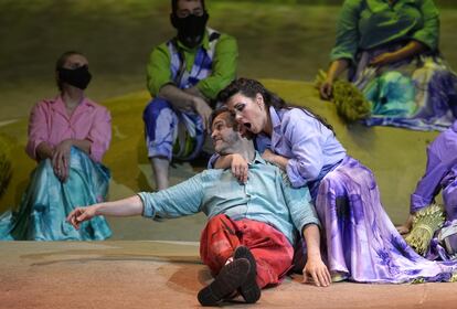 En la imagen, el tenor Enrique Ferrer (Rey) y la soprano Rocío Ignacio (Rosa), durante una representación de 'El Rey que rabió', de Ruperto Chapí.