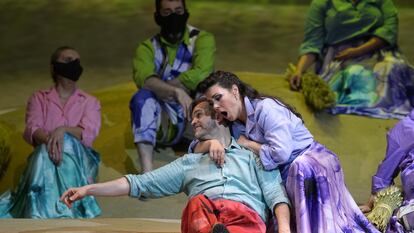 En la imagen, el tenor Enrique Ferrer (Rey) y la soprano Rocío Ignacio (Rosa), durante una representación de 'El Rey que rabió', de Ruperto Chapí.