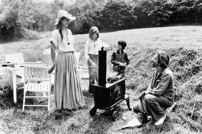 Charlotte (la más pequeña) de vacaciones en Normandía con su hermanastra, Kate, y sus padres, Serge Gainsbourg y Jane Birkin.