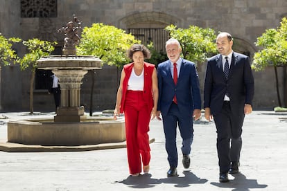 Los consejeros de Presidencia, Albert Dalmau (d), y de Economía, Alicia Romero (i), junto al ministro de Política Territorial y Memoria Democrática, Ángel Víctor Torres, a su llegada a la reunión de la Comisión Bilateral.