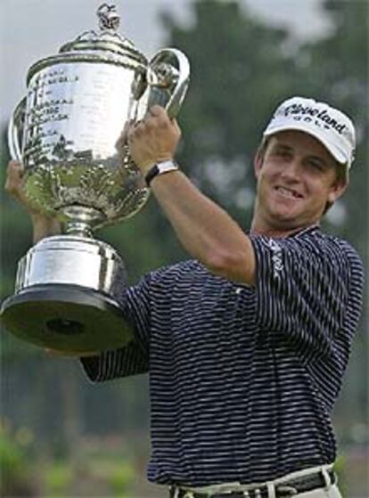 El estadounidense David Toms alza el trofeo de vencedor del torneo PGA en Duluth (EE UU).