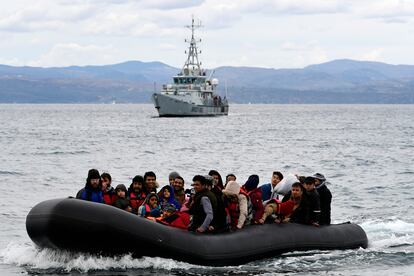 Una embarcación con inmigrantes navega en las cercanías de la isla de Lesbos (Grecia), frente a un buque de Frontex.