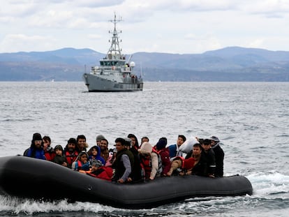 Una embarcación con inmigrantes navega en las cercanías de la isla de Lesbos (Grecia), frente a un buque de Frontex.
