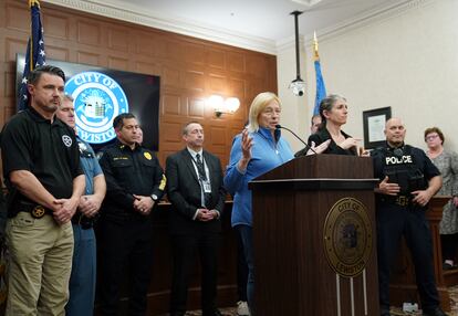 La gobernadora de Maine, Janet Mills, el viernes en el Ayuntamiento de Lewiston.