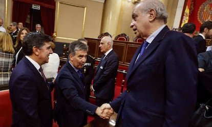 Ignacio Cosidó saluda a Fernández Díaz, en 2018 en el Senado.