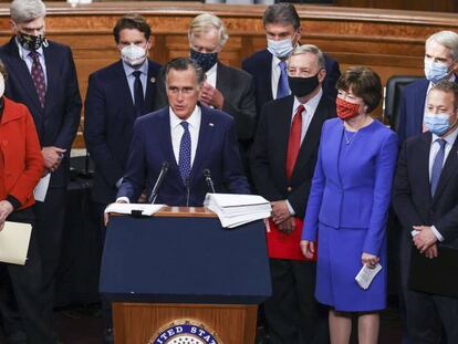 El senador Mitt Romney presenta un plan, elaborado por legisladores de ambos partidos, para inyectar nuevas ayudas en la economía de EE UU.