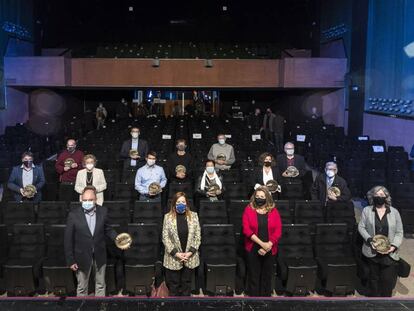 Representants de les 13 sales de cinema centenàries homenatjades per l'Acadèmia del Cinema Català, aquest dimarts, a la Sala Mozart de Calella.