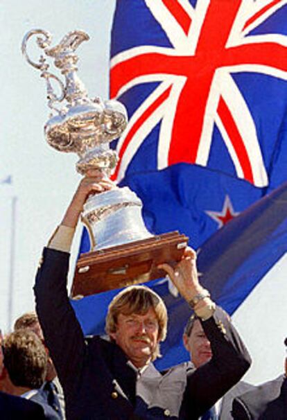 Peter Blake alza en 1995 la Copa del América.