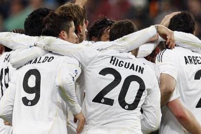 Los jugadores del Real Madrid se abrazan tras el encuentro.