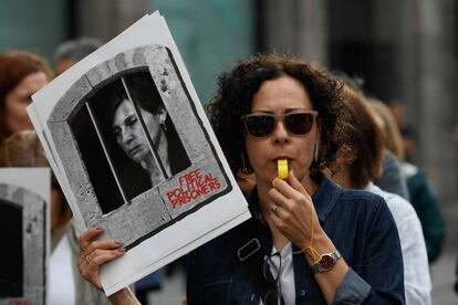 Una mujer sujeta el retrato de Carme Forcadell, condenada a 11 años y medio de prisión por sedición, durante una protesta en Barcelona este lunes.