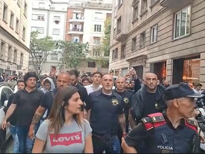 Daniel Esteve, el líder de Desokupa, en el centro, el jueves en la protesta del barrio de la Bonanova de Barcelona.