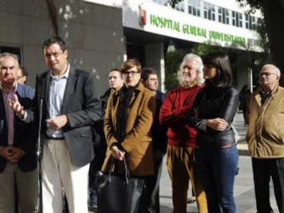 Óscar López (centro), acompañado del secretario general de los socialistas murcianos, Rafael González Tovar (a su derecha).