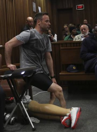 El atleta paralímpico Oscar Pistorius se arrodilla sin sus prótesis en la sala del Tribunal Superior de Pretoria.