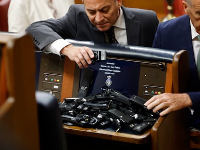 Diputados de Vox abandonan el pleno dejando sus auriculares en el escaño del presidente, Pedro Sánchez, el pasado 19 de septiembre.