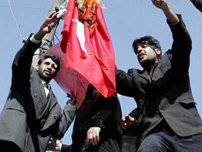 Manifestantes afganos queman una bandera de Dinamarca en Kabul.