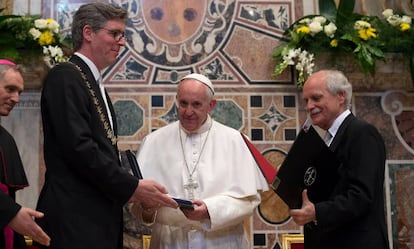 El papap Francisco recibe el premio Carlomagno este viernes en el Vaticano.