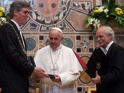 El papap Francisco recibe el premio Carlomagno este viernes en el Vaticano.