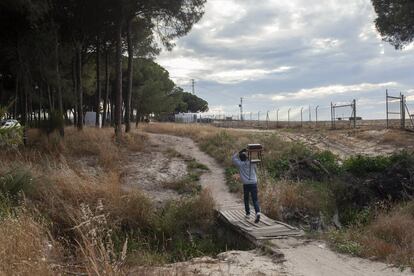 Issouf vivía en el asentamiento más grande de Huelva, el campamento de Las Madres, con un censo de más de 5.000 personas en plena temporada. Se sitúa en Palos de la Frontera, difícil de encontrar, ya que está delimitado por los grandes invernaderos en toda su extensión. Cuando su ojo empeoró, recogió lo que para él era lo más importante, su cocina portátil, y abandonó su chabola, dejando la puerta abierta para que otra persona pudiera utilizarla. Se trasladó a Lepe, a un edificio en obras que sirve como albergue para unos pocos afortunados. Solo hay luz por la noche, pero tiene acceso a agua todo el día, lo que le permitirá recuperarse en unas condiciones medianamente dignas.