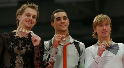 Javier Fernández, con su medalla de oro en el Europeo de Budapest, junto a los rusos Sergei Voronov y Konstantin Menshov, plata y bronce respectivamente.