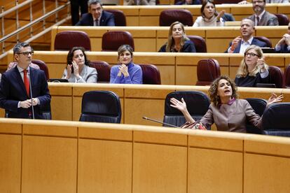 La vicepresidenta María Jesús Montero gesticula en presencia del ministro de Presidencia, Félix Bolaños, durante la sesión de Control al Gobierno celebrada este martes por el pleno del Senado.