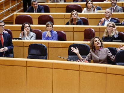 La vicepresidenta María Jesús Montero gesticula en presencia del ministro de Presidencia, Félix Bolaños, durante la sesión de Control al Gobierno celebrada este martes por el pleno del Senado.