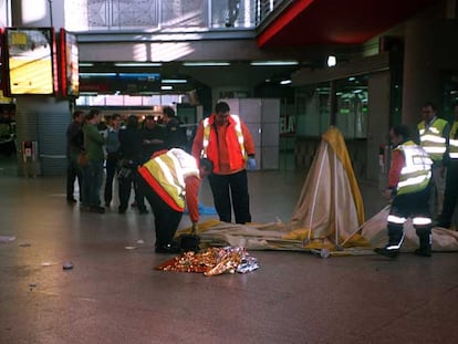 Sanitarios del Samur y vigilantes de Atocha, en el vestíbulo de la estación de Atocha el 7 de mayo de 2006.