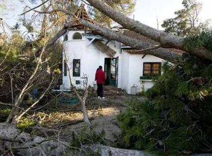 Estado en el que ha quedado una casa de La Floresta sobre la que el viento derribó dos grandes pinos.