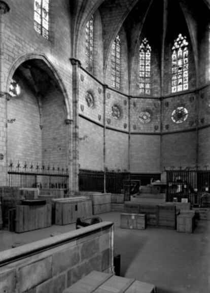 Interior de la iglesia de Pedralbes con las cajas custodiadas por el Servicio de Defensa del Patrimonio Artístico Nacional, en noviembre de 1939.