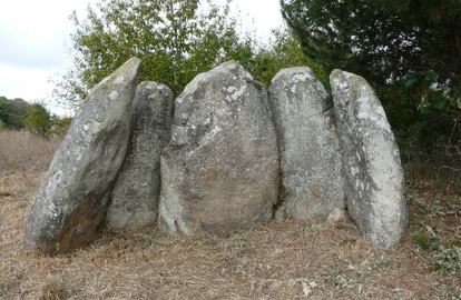 Dolmen de Abuime, con los cinco ort&oacute;statos en pie que se conservan.