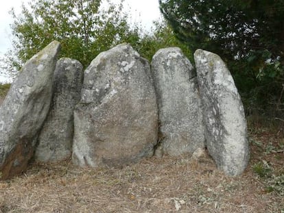 Dolmen de Abuime, con los cinco ort&oacute;statos en pie que se conservan.