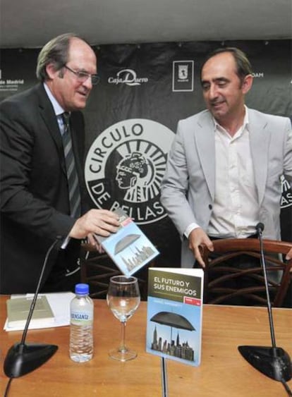 Ángel Gabilondo (izquierda) y Daniel Innerarity, en Madrid.