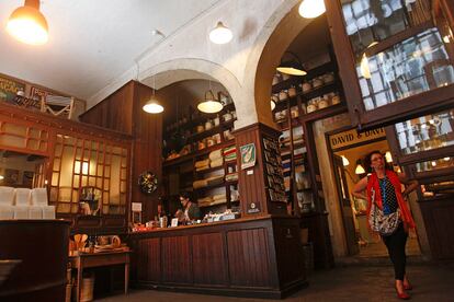 Interior de A Vida Portuguesa, bazar de objetos y marcas ancestrales en el Chiado lisboeta