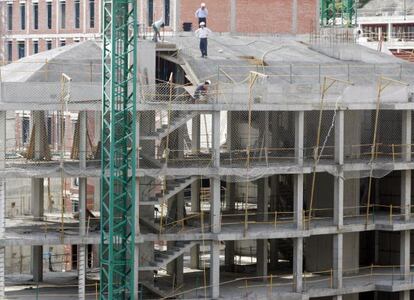 Construcción de viviendas de promoción oficial (VPO) en un barrio de la periferia de Bilbao, en una imagen de archivo.