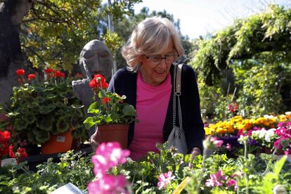 La alcaldesa de Madrid y candidata a la reelección por Más Madrid, Manuela Carmena, acude durante la jornada de reflexión al centro de jardinería Bourguignon de Madrid.