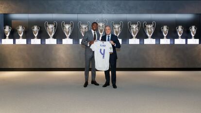 El nuevo jugador del Real Madrid, David Alaba, ha sido presentado este miércoles en sociedad y aseguró que está “orgulloso de llevar” la camiseta del conjunto blanco. También reiteró que no quiere compararse con Sergio Ramos pese a lucir el mismo dorsal, el número 4, que portaba el excapitán merengue. “No he venido al Real Madrid para compararme con otros jugadores, quiero ser David Alaba y seguir siendo David Alaba. Ese será mi objetivo. Quiero aportar mis capacidades y todas mis fortalezas”, afirmó el nuevo jugador.
