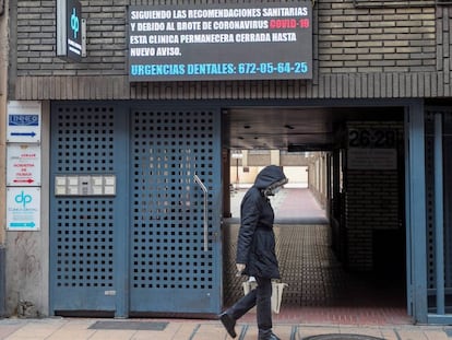 Una clínica dental avisa del cierre temporal debido al coronavirus en Zaragoza. 