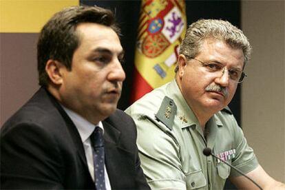 El subdelegado del Gobierno en Castellón, Juan María Calles, y el jefe de la comandancia de la Guardia Civil, José Manuel Díez Cubelo, durante la rueda de prensa.