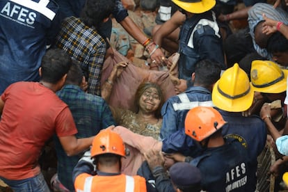 El personal de servicios de emergencia y bomberos de Ahmedabad (India) rescata a una mujer después del derrumbe de un edificio residencial, el 5 de septiembre.