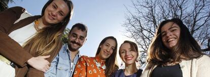 Almudena Gil, Andr&eacute;s Gargallo, Marina Casal, Elena Rohner y Carmen Mazarrasa, en el Jard&iacute;n Bot&aacute;nico.