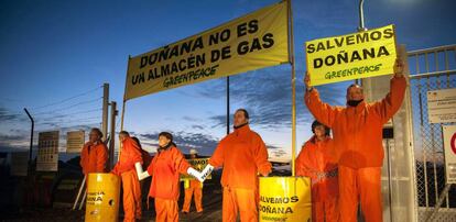 Activistas de Greenpeace protestan contra los proyectos energéticos en Doñana