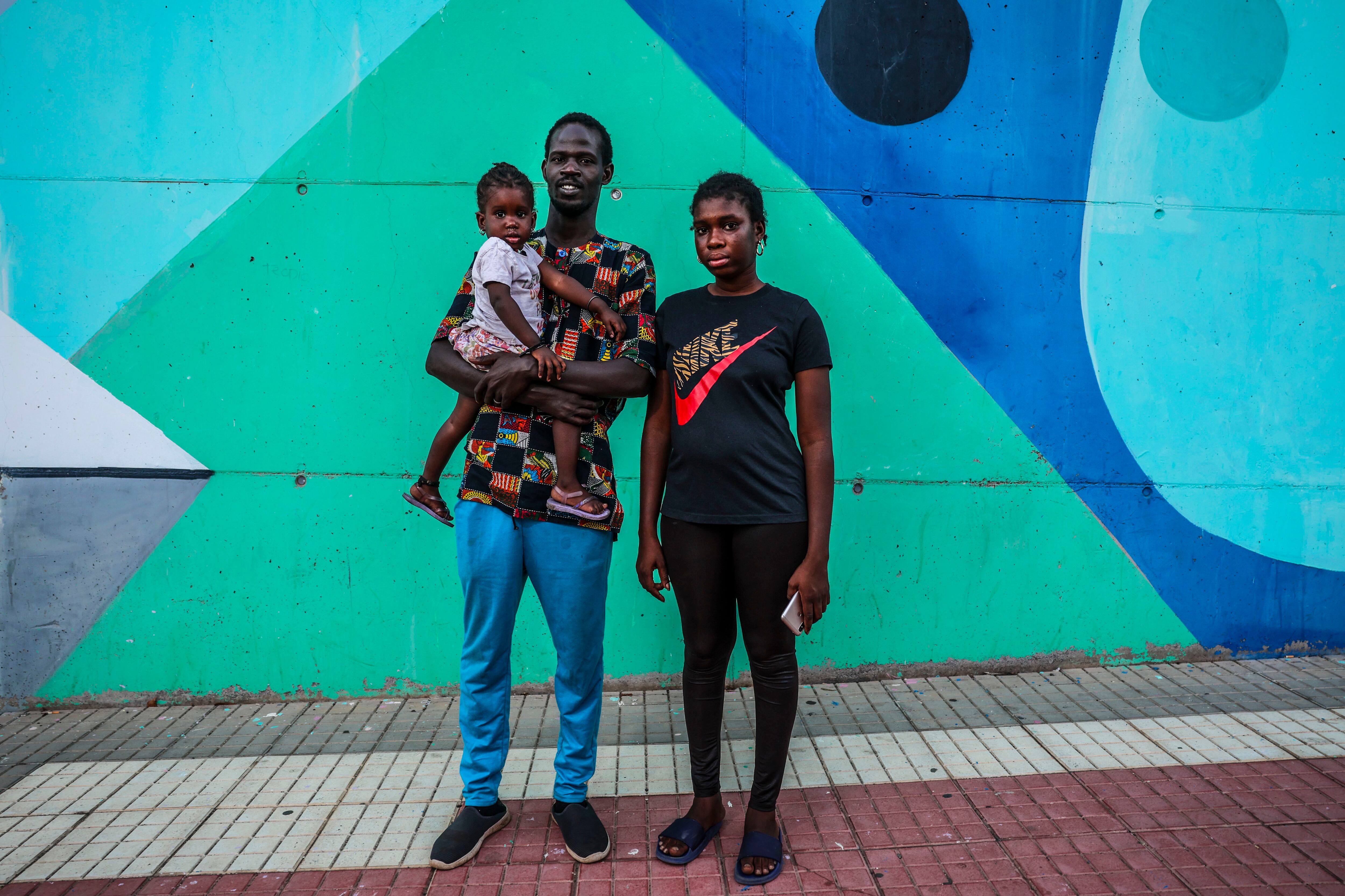 Ndiaga Suare, en una visita a su mujer Ndeye y a su hija al centro donde están acogidas.