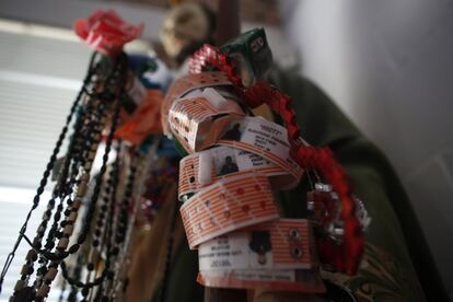 Decenas de pulseras del centro de detención de migrantes cuelguen del brazo de la estatua de San Judas Tadeo dentro de un refugio para migrantes en Ciudad Juárez.