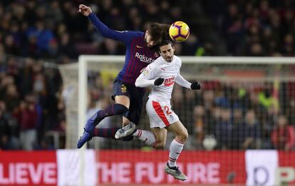 Gerard Pique, a la izquierda, y  Marc Cucurella pelean por el balón.