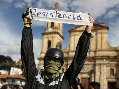 Un manifestante sostiene una pancarta que reza 