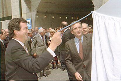 En abril de 2000, Álvarez Cascos deja la vicepresidencia del Gobierno (que pasa a ocupar Mariano Rajoy) y toma el relevo de Rafael Árias Salgado al frente del Ministerio de Fomento, en donde tiene como principal cometido poner en marcha el Plan de Infraestructuras 2000-2007, dotado con 19 billones de pesetas.